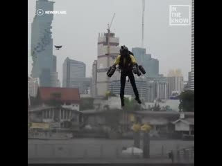 This real life iron man invented a way to avoid annoying traffic jams 😎