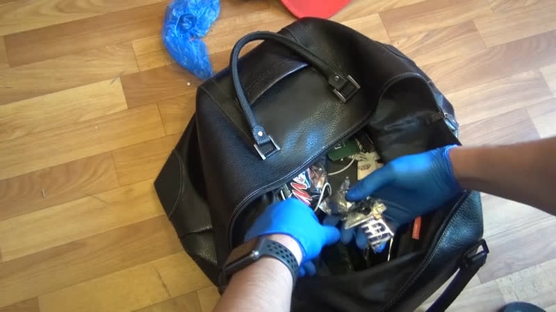 Сосед напихал закладчику полну сумку и квартиру молодые