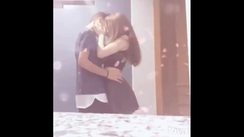 Милые поцелуи обнимашки парень целует девушку обнимает