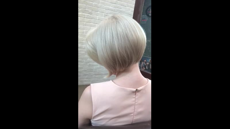 Платиново жемчужная блондинка стрижка каре