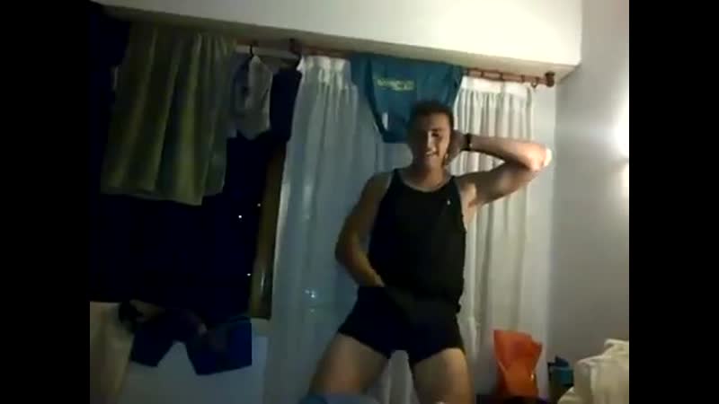 Мальчик с большим членом достает своего друга)