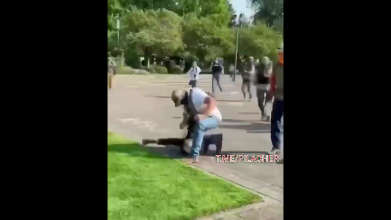 Диванный антифашист против здорового правого