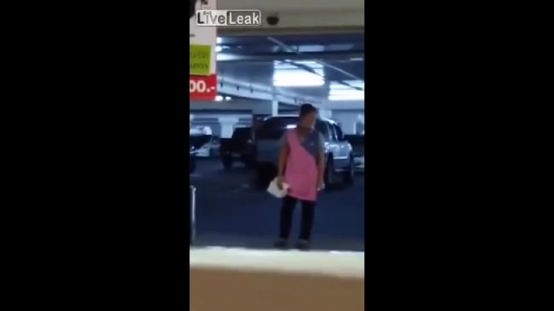 Уборщица пытается вымыть автоматические двери супермаркета