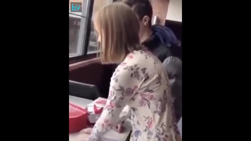 Парень пригласил свою слепую одноклассницу на выпускной, выложив приглашение из шоколадок шрифтом брайля