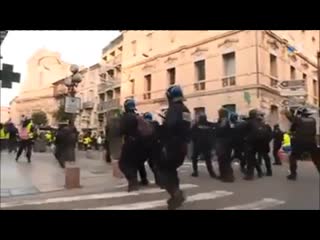 Gilets jaunes mains arrachées et yeux crevés, certains manifestants ripostent au "cacatov"