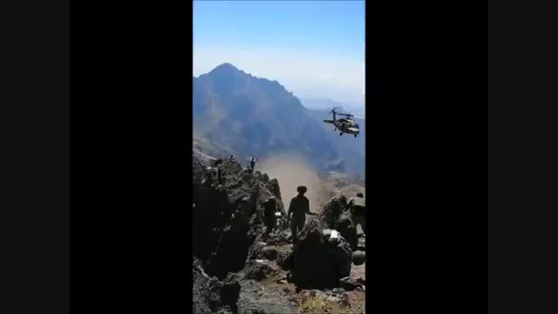 Турецкий uh 60 blackhawks забирает раненых после подрыва армейской колонны курдами