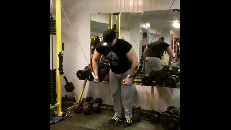 Сведение рук в кроссовере тренироа груди