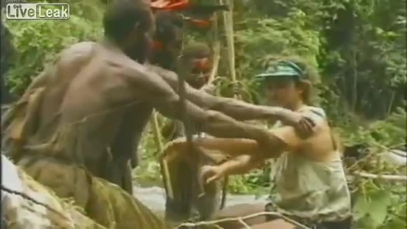 Папуа новая гвинея, 1976 год племя видит белого человека впервые аборигены пробуют соль