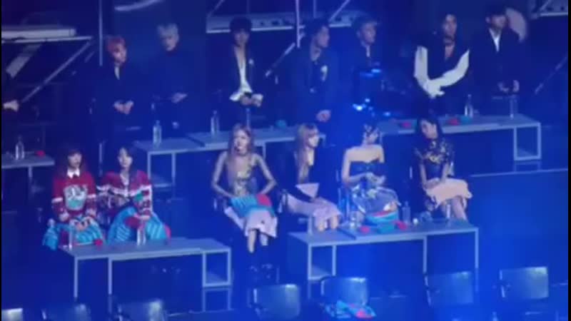 Розэ помохала руками чимин ? /bts/blackpink /blackbangtan/ jirose /rose / jimin /