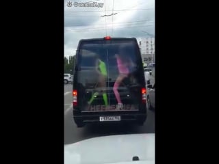 Шалавы показывают стриптиз на ходу в авто (пошлый юмор прикол смешно танцуют подруги стриптиз авто едет ржака скачать бесплатно