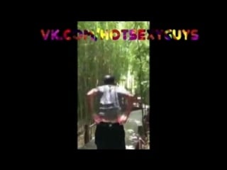 Тейлор кинни показал задницу!!! оцени!