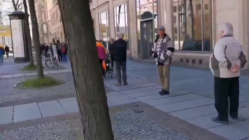 Очередь в дрездене за бесплатными масками