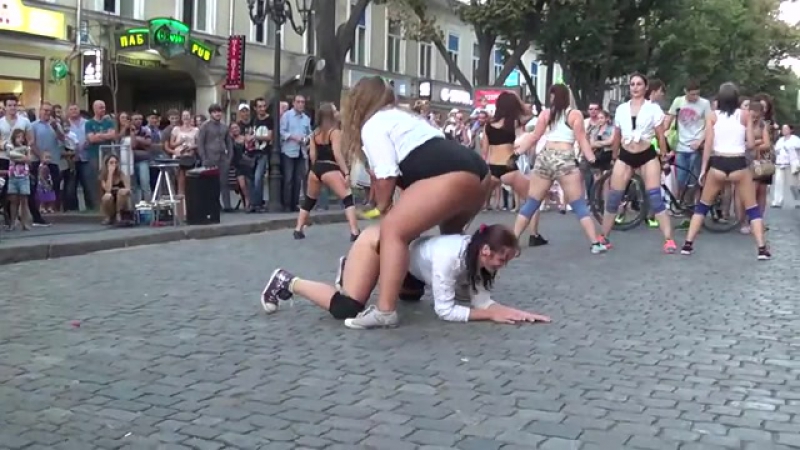 Восьмиклассница танцует тверк