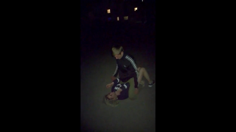 Не стесняется пиздить девушку при друзьях