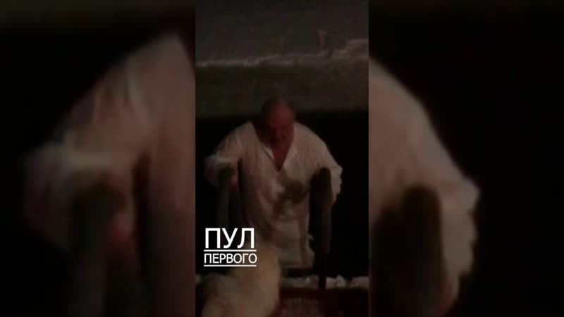 Президент белоруссии александр лукашенко окунается в прорубь на крещение