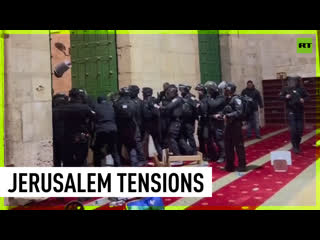 Israeli police pelted with objects at al aqsa mosque gates