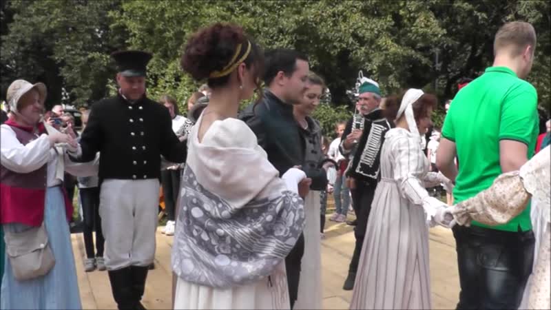 Вязьмичи и реконструкторы танцуют польку тройку