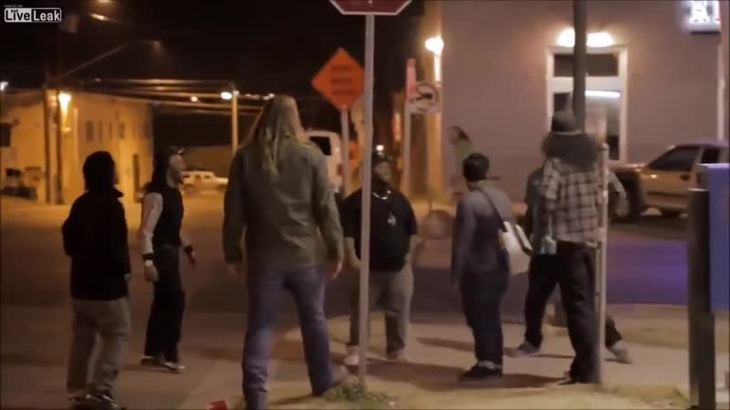 (18+) в калифорнии прошли уличные драки без правил под девизом "повесь за яйца уголька, повыше чтоб под облака!" {2020}