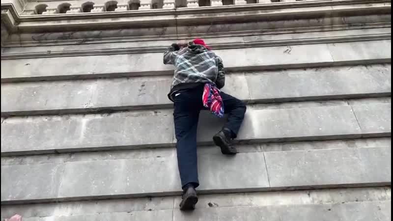 Во время штурма капитолия, кричали white power