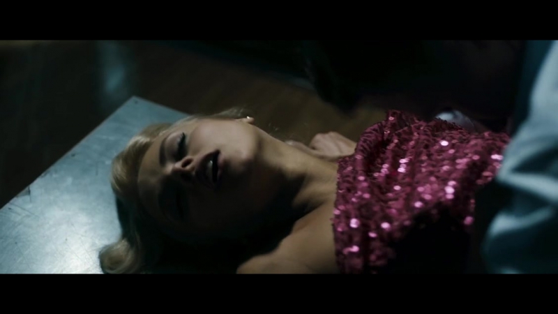 Выпускница даёт на последнем звонке