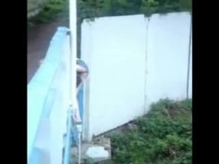 Пьяная в щепки девушка перелазеет забор