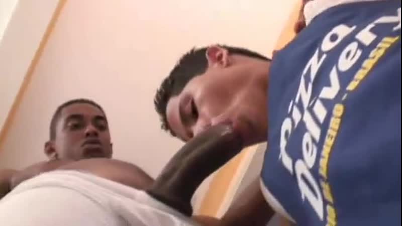 Pizza boy | dois negros fudendo entregador de pizza