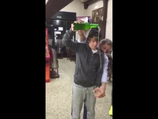 Halilovic escanciando sidra