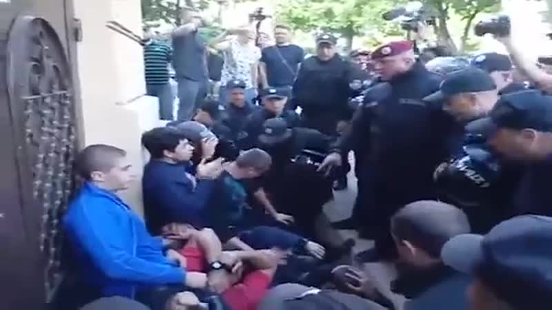 Полицейские бьют молодые, выступивших против гей парада в одессе
