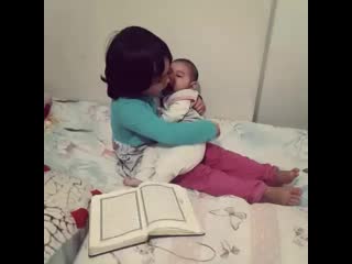 Девочка читает коран своему братику