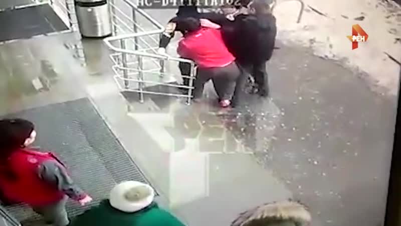 В продуктовом магазине в москве покупатели избили охранника из за креветок