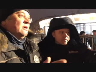 Мразь, которая вероятно сама с ворами в доле, вышибают люди с митинга в москве {31 01 2019}