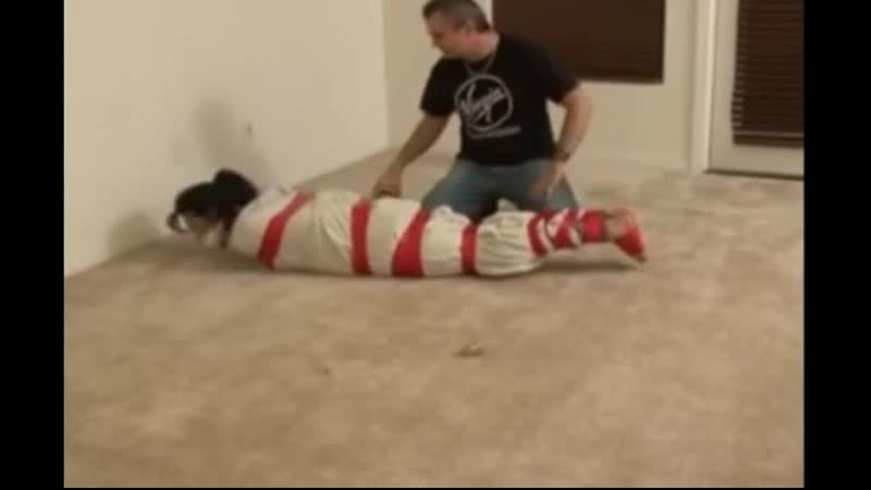 Замотал девушку в одеяло и связал скотчем