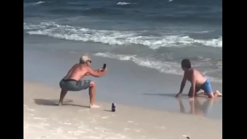 Мужики на пляже очень весело троллят местных инстасамок