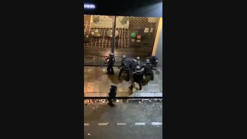 Правоохранители франции дубасят протестующих бунтарей