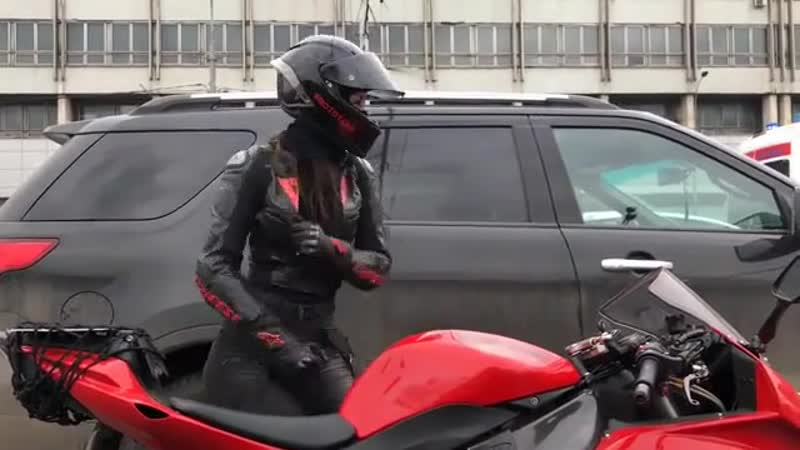 Мотоциклистка танцует, забавное видео с девушкой