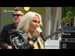Doro pesch raise your fist in the air (zdf fernsehgarten 2019 08 18)