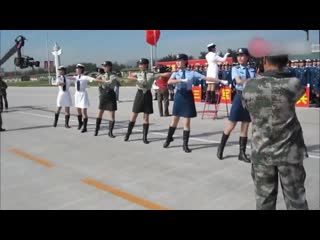 China female soldiers dancing / 女兵献舞