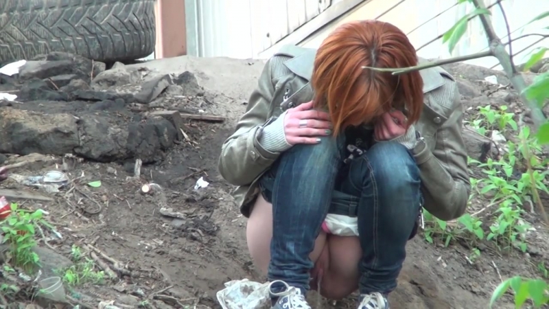 Русские девушки и женщины писают под деревом перед скрытой камерой