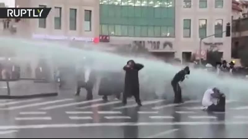 Разгон митингующих евреев