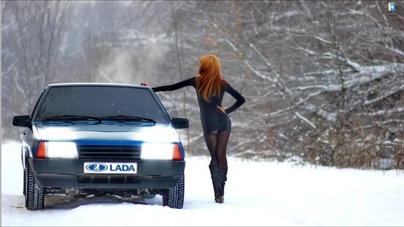 Рыжая девушка возле лады живые обои для wallpaper engine