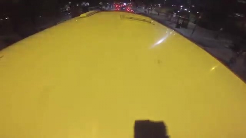 Руфер прокатился на крыше автобуса