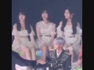 Eunha unintentionally stretching her neck at the same time with jungkook and being a cutie