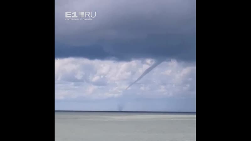Уралец снял огромные водяные смерчи в черном море