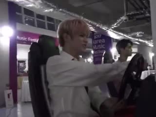 Johnny one hand steering ʷʰⁱˡᵉ ᵗᵃᵉʸᵒⁿᵍ