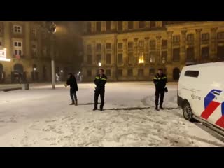 Полицейские играют в снежки с горожанами в амстердаме