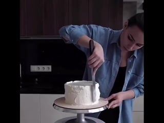 Процесс сборки и выравнивания торта pauline school