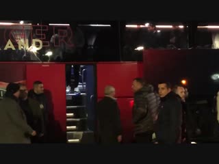 Video mufc fans boo ángel di maría as he arrives at old trafford mulive [@sabrinabelalmi]