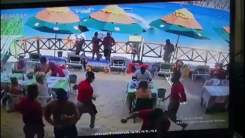 Мужчина не рассчитал свои силы и ворвался на гидроцикле прямо в отдыхающих