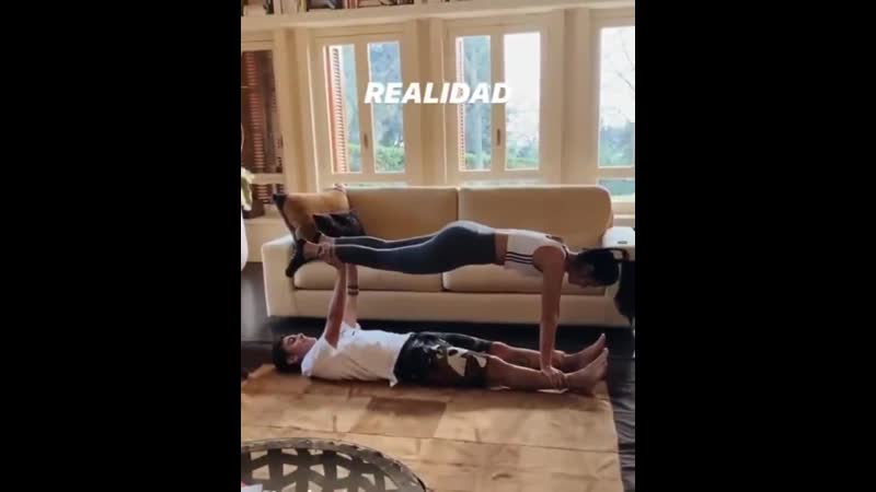 Дибала продолжает проводить тренирои с девушкой