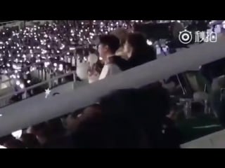 Donghaes arm around hyukjae shoulder ️ via 一盒豆奶